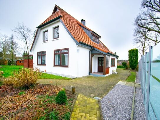 Großes renoviertes Einfamilienhaus mit großem Garten und altem Baumbestand in Jaderberg zu vermieten!