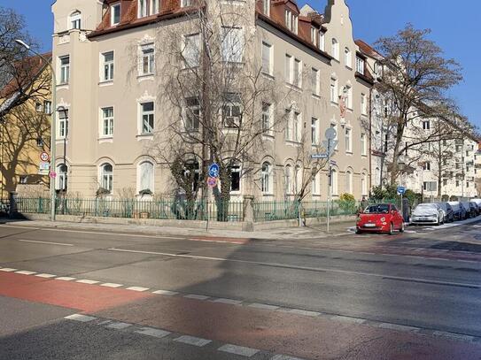 4 Zimmer-Altbau-Wohnung in Schwabing nahe U-Bahn Dietlindenstraße