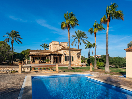 Eindrucksvolle Villa mit Privatsphäre bei Ses Salines mit Ferienvermietungslizenz