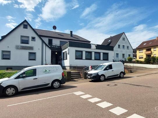 Modernisiertes Mehrfamilienhaus mit vier Wohneinheiten, Garagen und Stellplätze