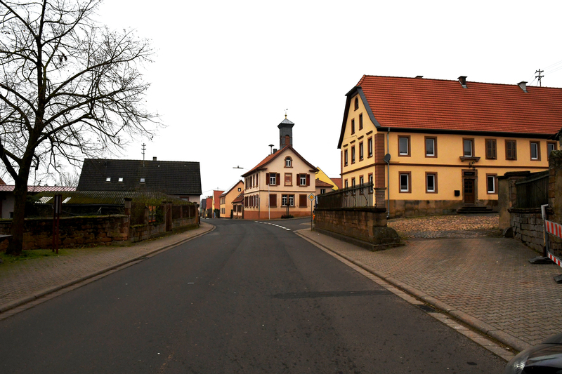 Das  Rathaus und große ehemalige landwirtschaftliche Anwesen bestimmen das Ortsbild. Foto: jös