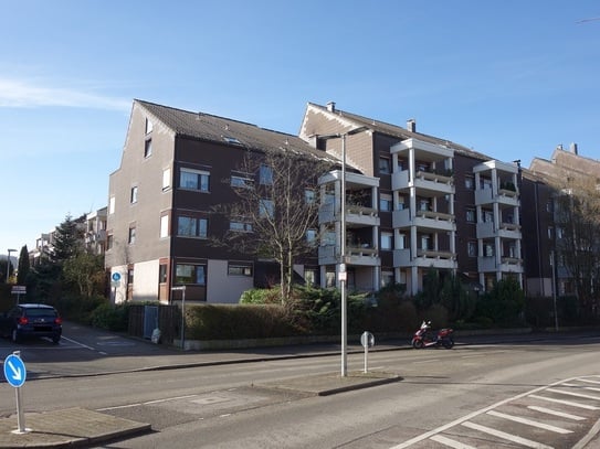 Ruhige Südaussichtslage! 3,5 Zimmer-DG-Maisonette-Wohnung mit 102 m² Wfl., EBK, Südterrasse sowie TG-Stellplatz