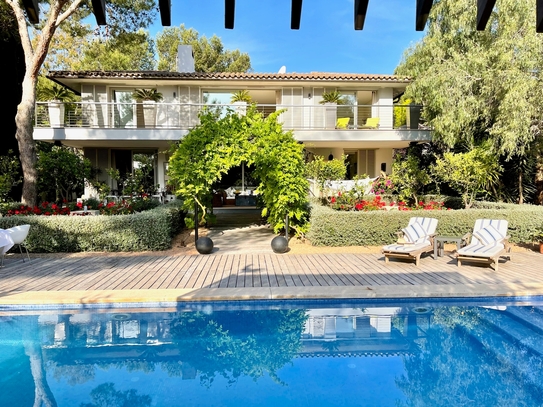 Villa mit Pool, mediterranem Garten und Loungebereich im balinesischen Stil in Mallorca