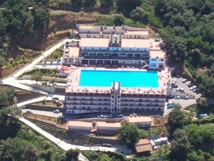 Grundstück mit 47.500 qm mit 4* Hotel-Resort-93 Zimmer, Olympia-getreues Pool auf dem Hoteldach