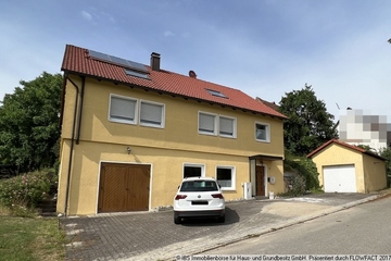 geräumiges Wohnhaus mit Garage