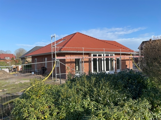 Hochmoderner Neubau in Bungalow-Stil mit Walmdach in Edewecht