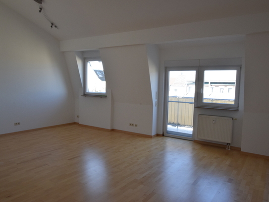 Tolle Dachgeschosswohnung, City-Studio mit Balkon