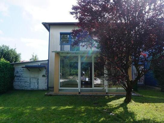 Interessantes Wohnhaus mit Vollunterkellerung und Carport am Stadtrand