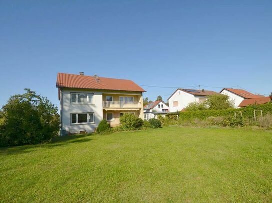 2-Familienhaus mit 2 Garagen und großem Grundstück in Nersingen-Straß