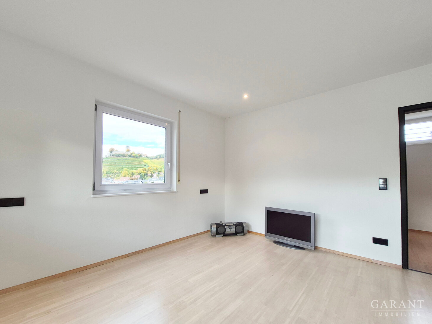 Licht + Raum + Weitblick! - Stilvolles Haus mit schöner Einliegerwohnung und großem Büro - – 71717 Beilstein, 71717 Beilstein – Vorschaubild 9