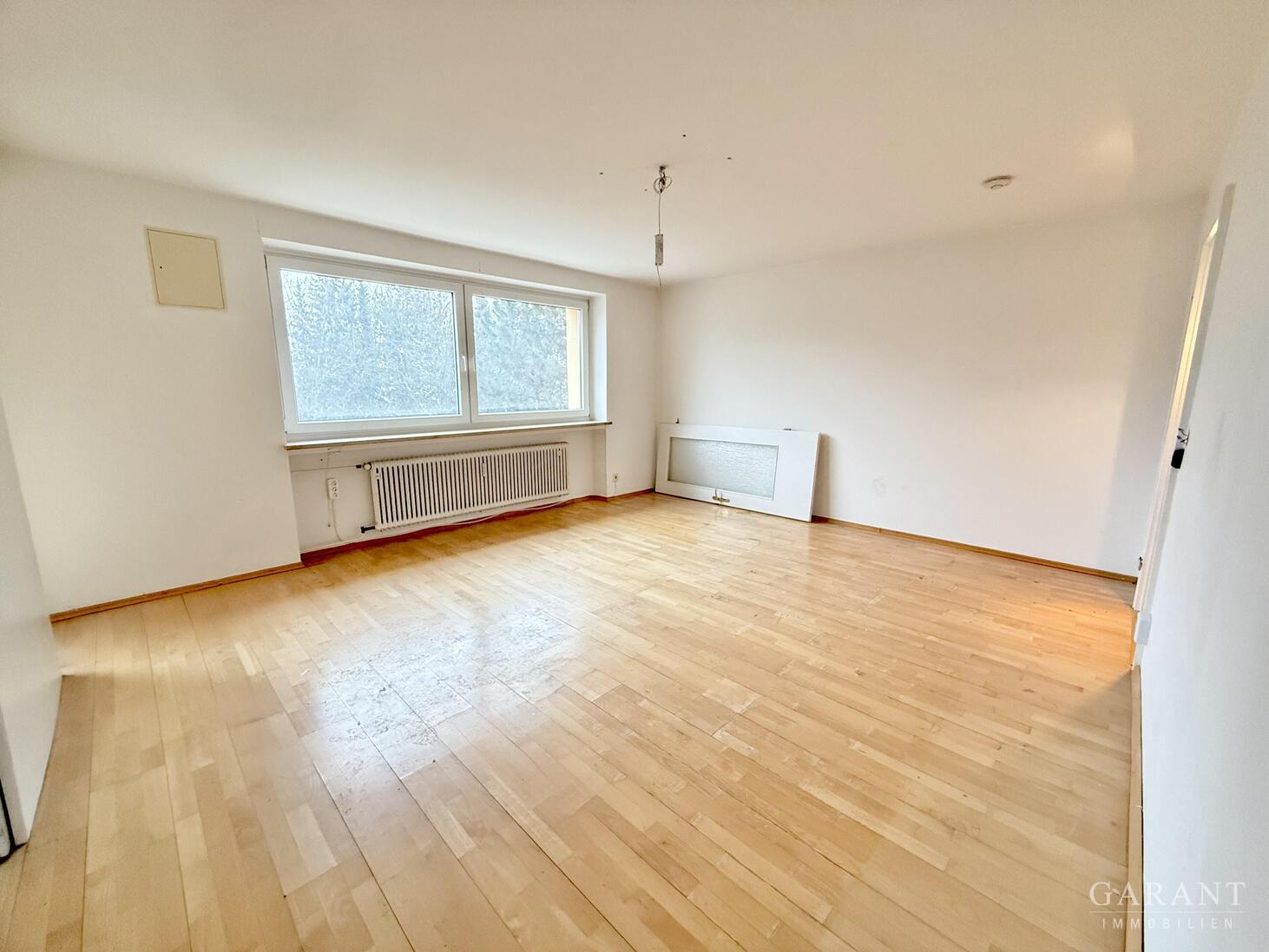 Ruhig gelegene, helle 1 1/2 Zimmer-Wohnung mit Loggia und Tiefgaragen-Einzelstellplatz