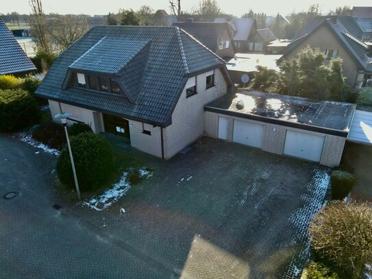 Vermietetes Einfamilienhaus mit 2 Wohneinheiten und Doppelgarage in Sackgassenlage.