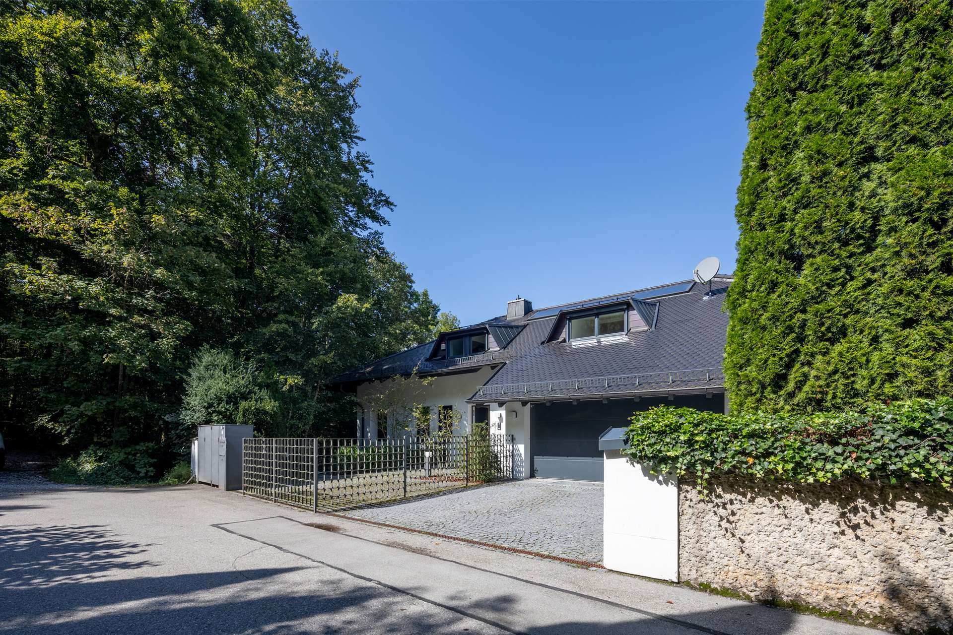                                                               NATUR I Schöne Villa in einzigartiger Lage                                                       in Grünwald (München)