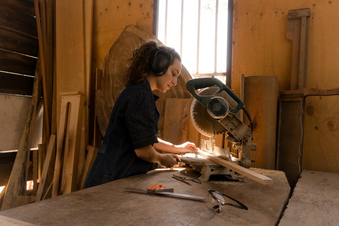 Frau sägt ein Stück Holz