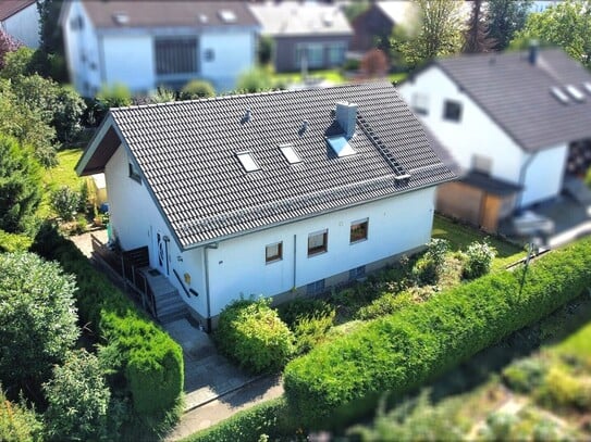 Zweifamilienhaus in Jungingen – Ruhig gelegen, vielseitig nutzbar, mit großem Garten und Garagen!