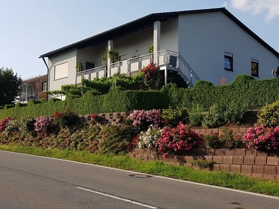 Großzügiges Zweifamilienhaus mit Blick über Altenstadt zu verkaufen