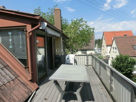 Großzügige, schöne Dachgeschoss-Wohnung mit Terrasse + zusätzliche Büroräume im Erdgeschoss, Garage