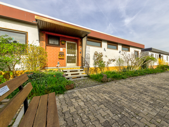 Sanierungsbedürftiger, großer Bungalow mit Tageslichtbad, Gäste-WC, Terrasse, Garage.. in Bauschheim