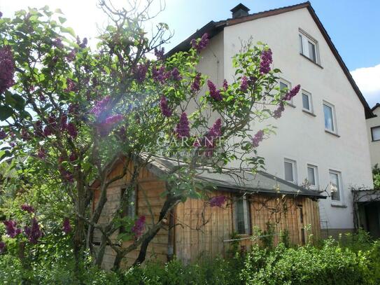 Sofort frei! 2- bis 3-Familienhaus in schöner Wohnlage mit Terrasse, Balkon, Pergola & zwei Garagen