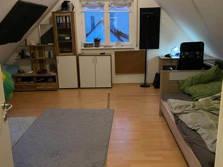 Frei ab sofort!! Schönes Zi. in großer 6er-WG frei. Alles enthalten (Strom, Internet, usw). Zimmer auf Wunsch mit ausge…