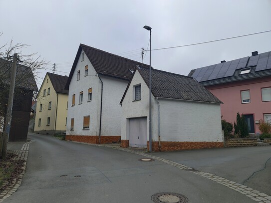 Sanierungsbedürftiges Zweifamilienhaus in 95362 Kupferberg!