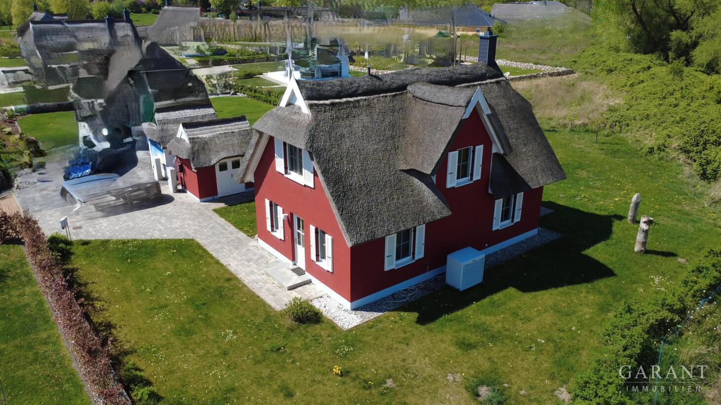 **** Modernes Reetdach-Ferienhaus am Strelasund ****