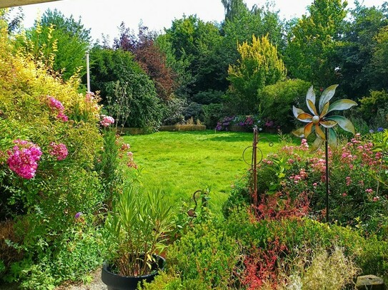 Großzügiger Bungalow mit sonnenausgerichtetem großem Garten.