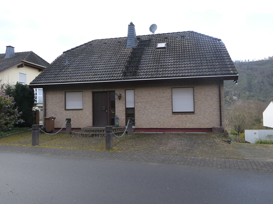 Wohnhaus mit Doppelgarage und Garten mit Blick ins Moseltal in Cochem-Cond