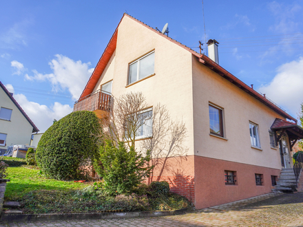 EFH mit 7 Zimmern: Gartenparadies, Terrasse und 2 Balkone, großem Grundstück, 2 Garagen & Stellplatz