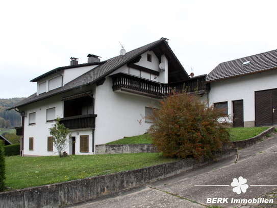 BERK Immobilien - Zweifamilienhaus mit Partykeller und großem Nebengebäude in Altenbuch sofort frei