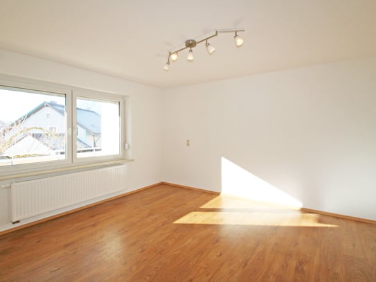 Modernisierte, helle 2-Zimmer-Wohnung mit S/W-Balkon und verglaster Loggia in Neugablonz