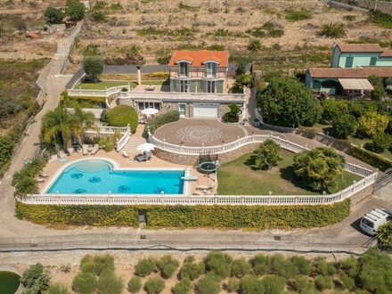 Exklusive Villa in Ospedaletti: Luxuriöses Wohnen mit Meerblick und Swimmingpool