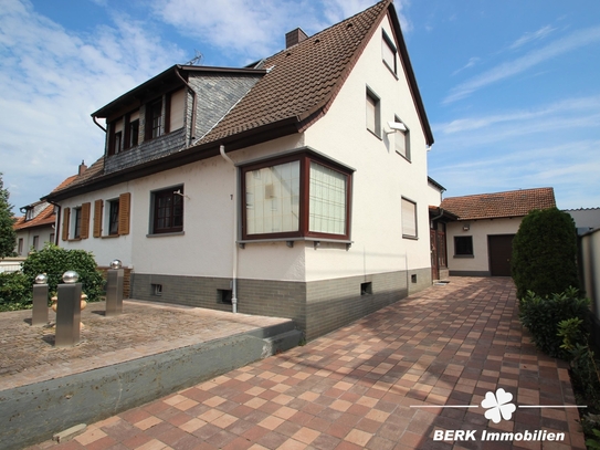 BERK Immobilien - Charmante Doppelhaushälfte mit großzügigem Garten und Neben­gebäude in Stockstadt