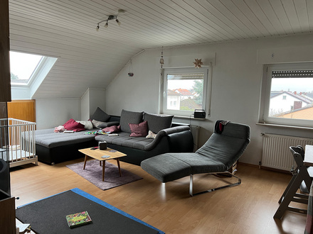 Gepflegte Dachgeschosswohnung mit drei Zimmern und EBK in Riedstadt-Leeheim