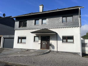 2-Familienhaus mit zusätzlich ausgebautem Dachgeschoss - Ruhige Wohnlage - Modernisiert