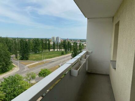 3-Raum-Wohnung mit großem Balkon, Aufzug und Blick über die Stadt!