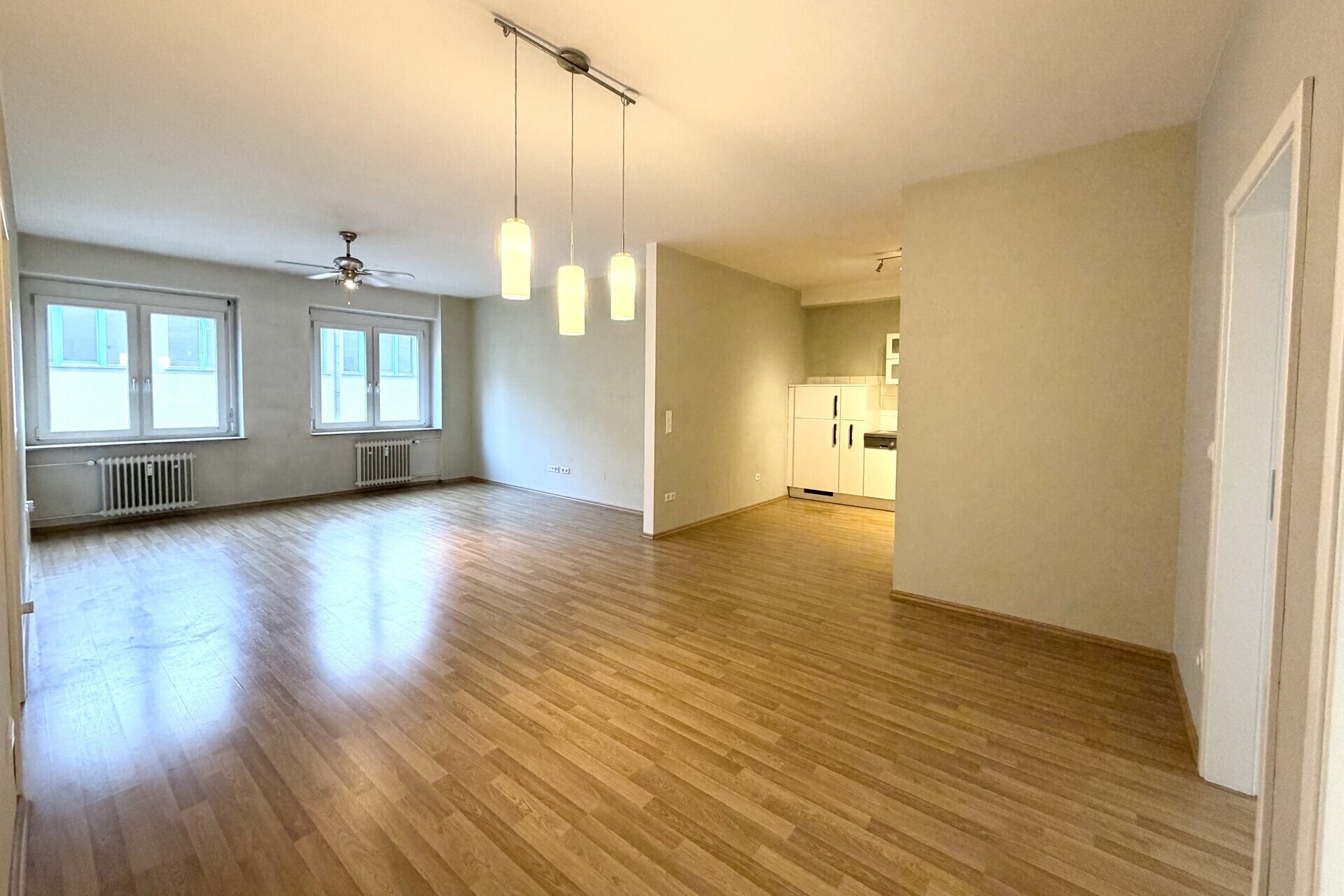                                                               Gro&szlig;z&uuml;gige 3,5-Zimmer-Stadtwohnung mit Einbauk&uuml;che - hell und komfortabel                                                       in West (Landshut)