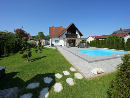 Modernisiertes Einfamilienhaus mit großem Garten, Pool und 3 Garagen in Ebersdorf bei Coburg