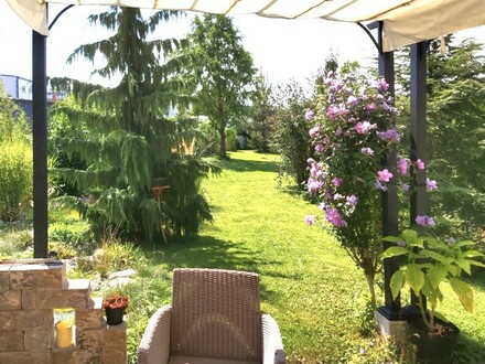 Extravagante DHH mit großem Garten, Garagen, Carport und Biotop im Gewerbegebiet Königsbrunn kaufen
