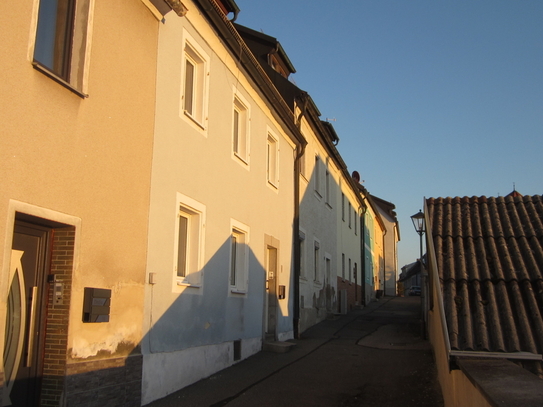 Bezugsfreies Reihenmittelhaus mit Garage in Floß