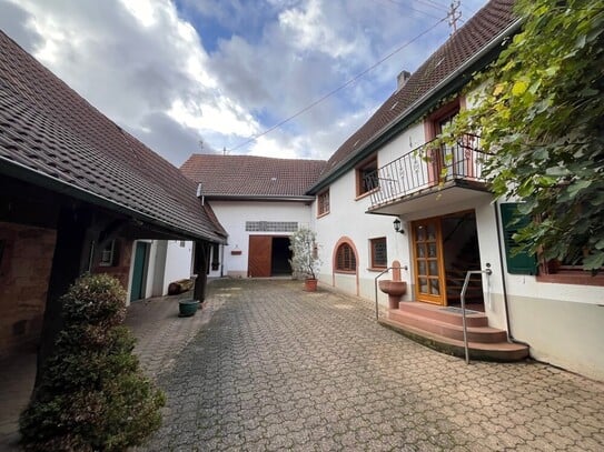 Historisches Haus- und Hofanwesen in Birkweiler mit großer Halle und Nutzflächenanteilen