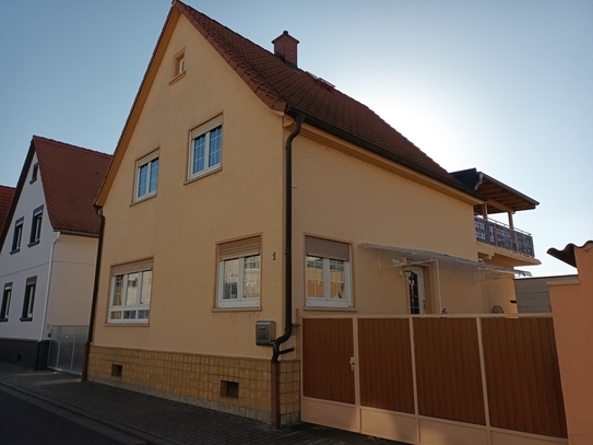 Optimal für eine Familie mit Kindern ! 1-2 Familienhaus mit Garten !