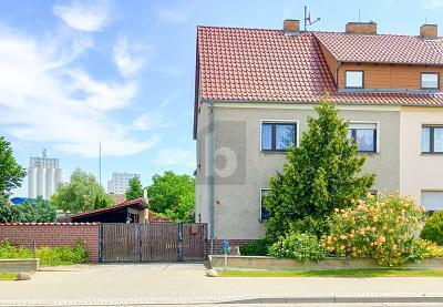 ZWEI WOHNEINHEITEN MIT GARTEN UND BRUNNEN