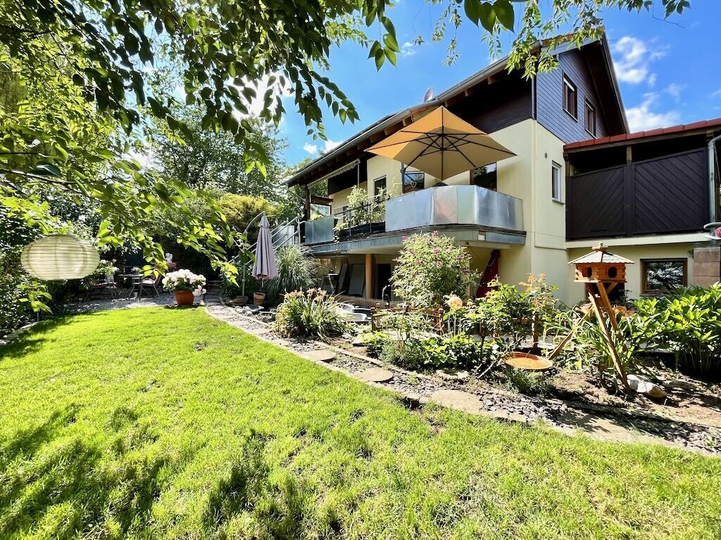 Freistehend und modernisiert in idyllischer Lage mit traumhaftem Garten - Spaziergang vor der Tür