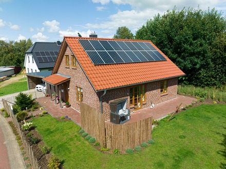 Neuwertiges Einfamilienhaus in ruhiger Lage, Carport, Photovoltaikanlage, W