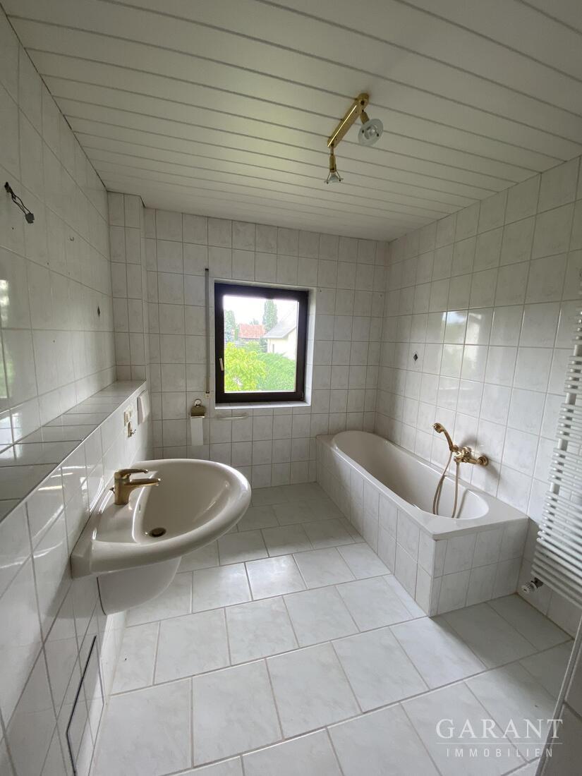 Großzügiges Zweifamilienhaus mit Wintergarten, Sauna, zwei Kaminen, Garage und schönem Grundstück – 04683 Ammelshain, 4683 Ammelshain – Vorschaubild 12