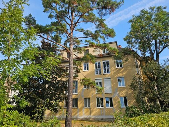 Nähe Lainzer Platz - Topsanierte Dachgeschosswohnung mit offener Raumlösung und Fernblick