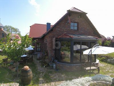 LEBEN IM GRÜNEN PARADIES, MIT SCHWIMMTEICH