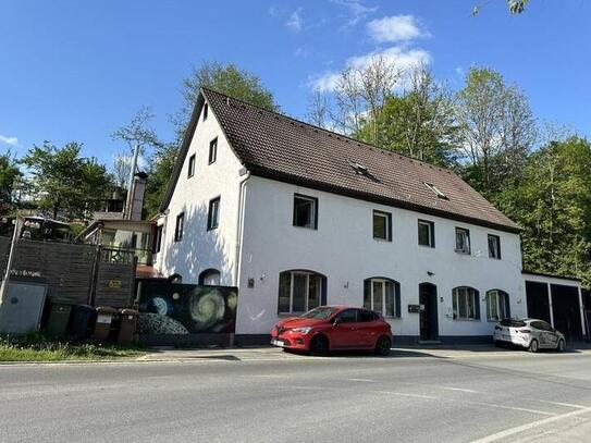 Naturnahes Wohnen: Mehrfamilienhaus mit Privatwald und idyllischem Garten