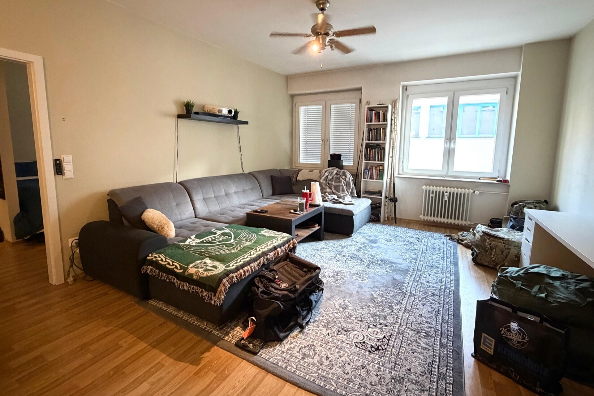                                                               Gro&szlig;z&uuml;gige 3,5-Zimmer-Stadtwohnung mit Einbauk&uuml;che - hell und komfortabel                                                       in West (Landshut)